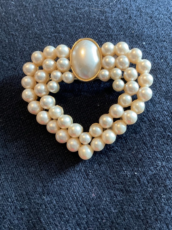 unbranded Jewelry - Pearl Heart Brooch Pin Gold Tone Faux Pearl Romantic Jewelry Gift 2”